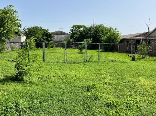 Listing photo 2 for 5805 Rio Vista Ave, Corpus Christi TX 78412