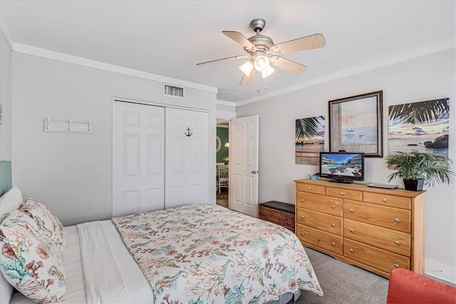 bedroom with crown molding, carpet floors, a closet, and ceiling fan