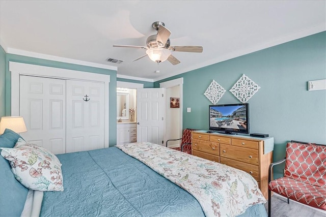 bedroom featuring crown molding, ceiling fan, and a closet