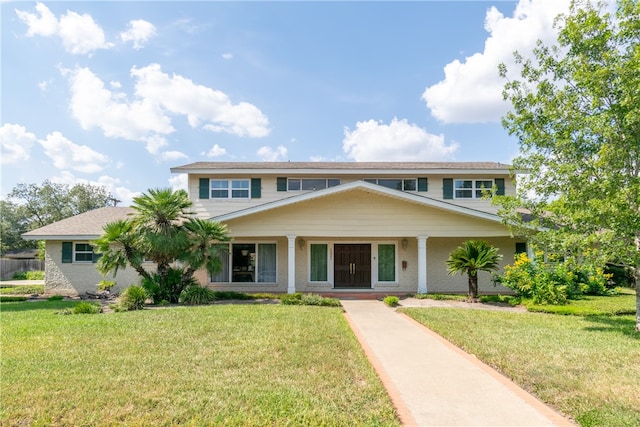 view of front of property featuring a front yard