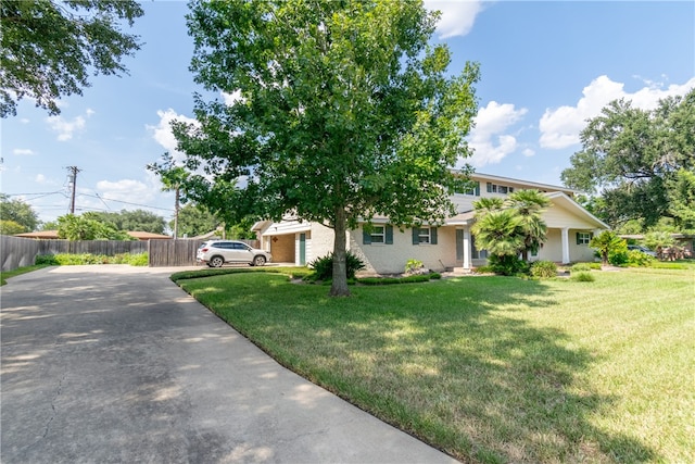 view of front of property with a front yard