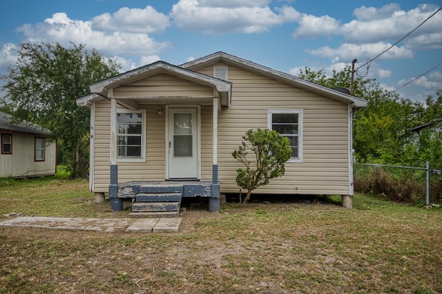 view of front of house featuring a front lawn