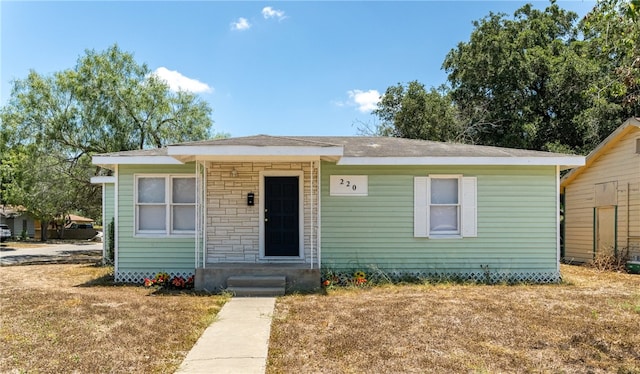 view of front of home featuring a front yard