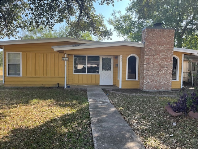 view of front of home with a front lawn