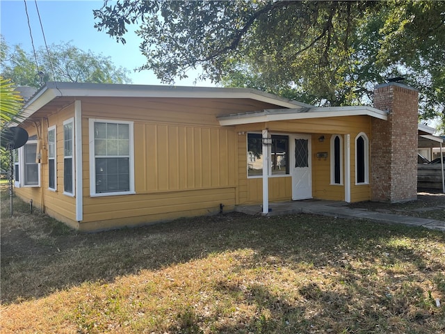 view of front facade with a front lawn