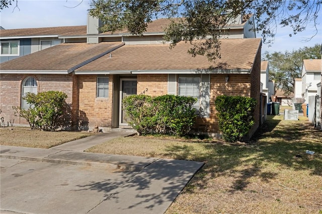 view of front facade with a front lawn