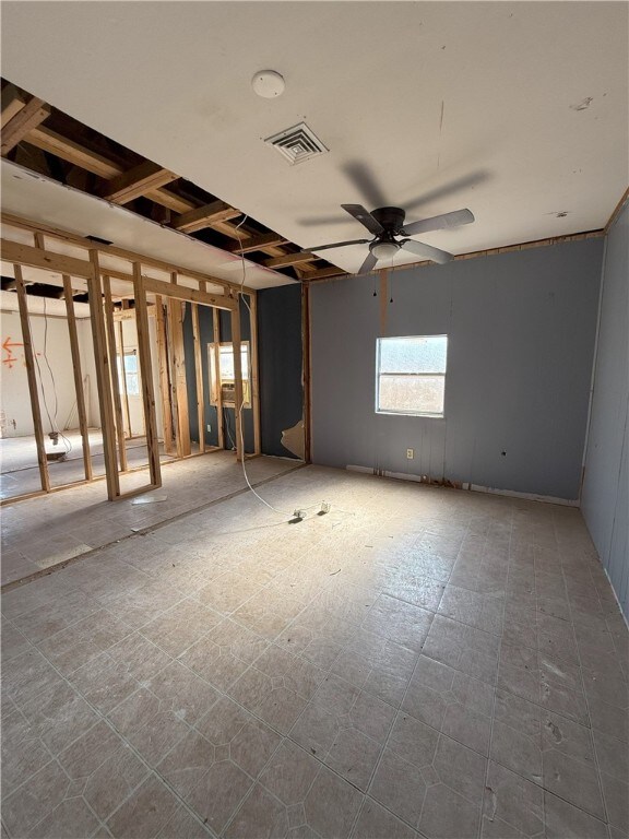 empty room featuring ceiling fan