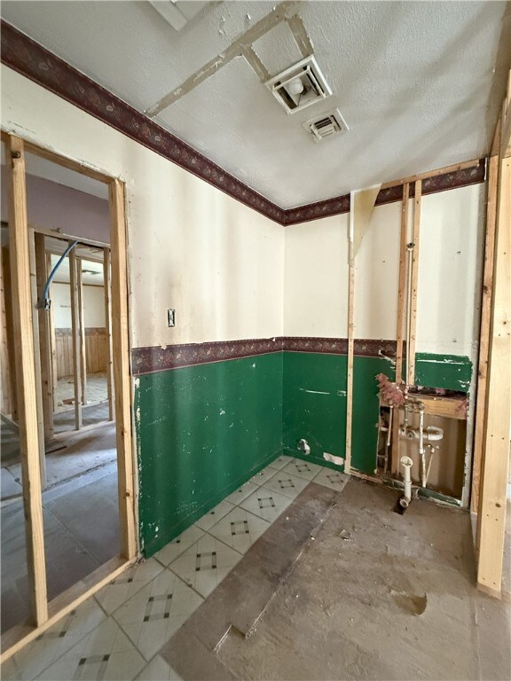 bathroom featuring a textured ceiling