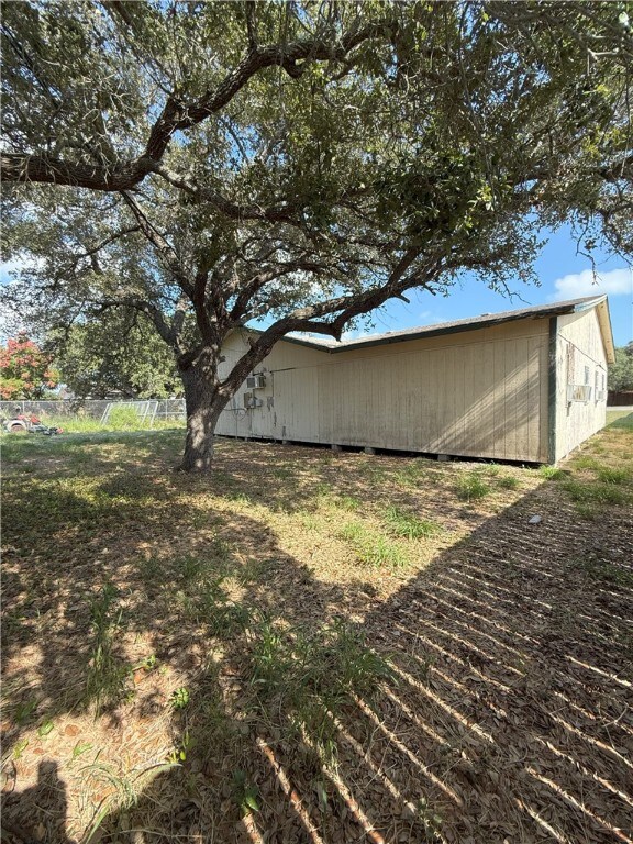 view of yard with an outdoor structure