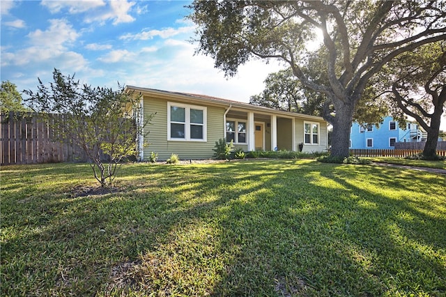 ranch-style home featuring a front lawn