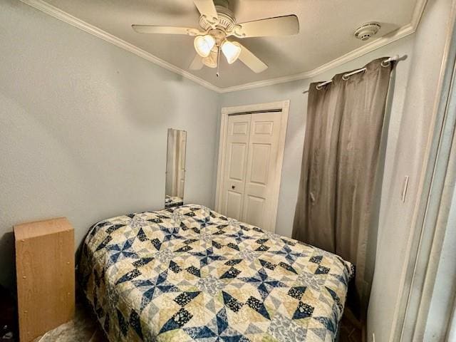 bedroom featuring crown molding, ceiling fan, and a closet