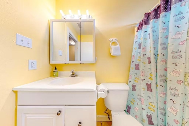 bathroom with a shower with curtain, vanity, and toilet