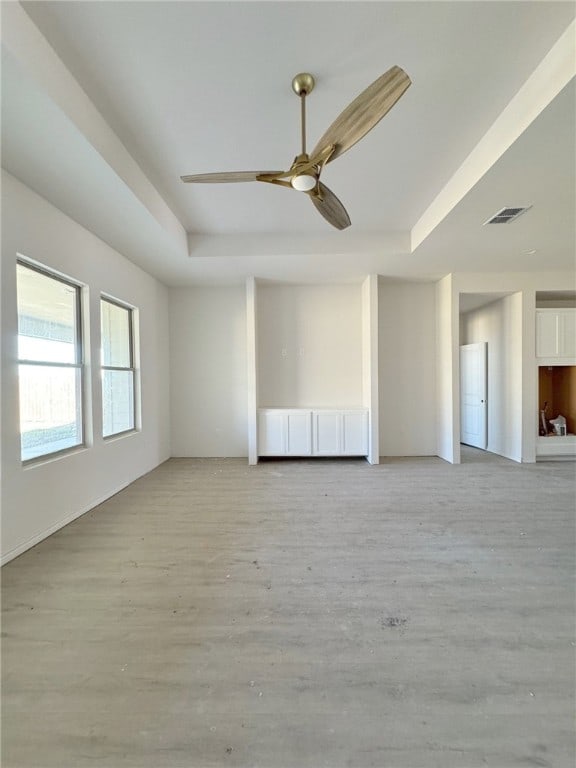 unfurnished room featuring light wood-type flooring and ceiling fan