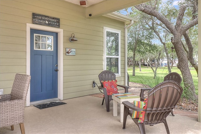 property entrance featuring a yard