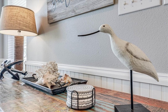 77 Augusta Cir, Aransas Pass, TX 78336 - detailed view of a textured wall and wainscoting