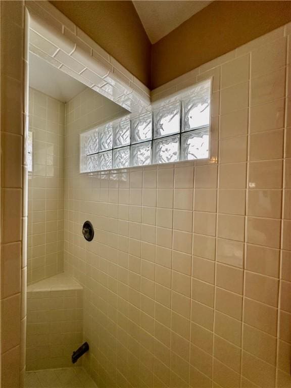 bathroom featuring a tile shower