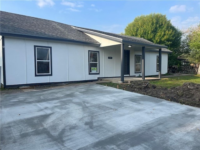 single story home with covered porch