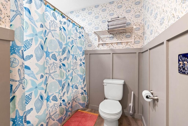 256 Melrose St, Corpus Christi, TX 78404 - full bathroom featuring wood finished floors, a shower with curtain, and wallpapered walls