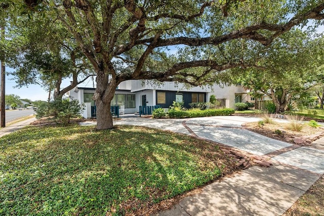 256 Melrose St, Corpus Christi, TX 78404 - view of front of home with curved driveway
