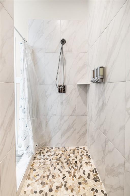 bathroom featuring tiled shower