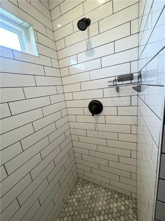 full bathroom featuring a tile shower