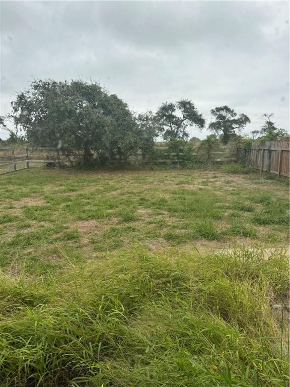 view of yard featuring a rural view