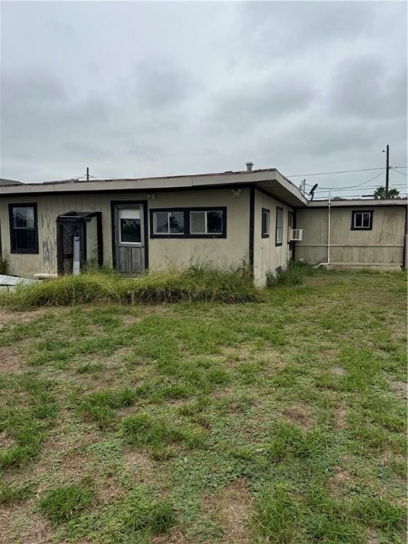 view of front of home with a front lawn