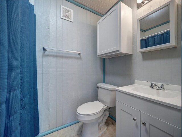 341 W Greenwood Ave, Aransas Pass, TX 78336 - bathroom featuring vanity, toilet, and curtained shower