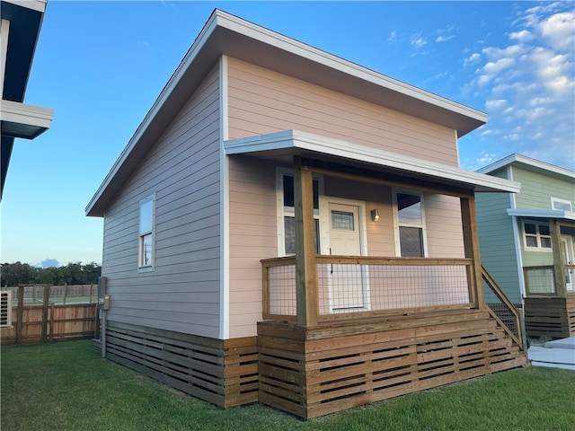 view of front of house with a front lawn