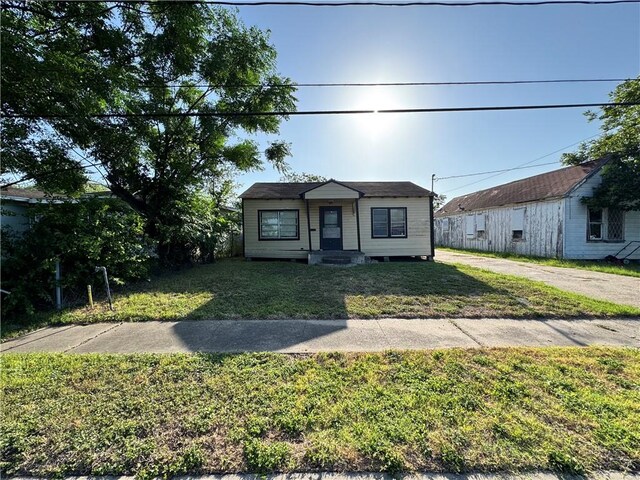 4721 Molina Dr, Corpus Christi, TX 78416 - bungalow-style house featuring a front yard