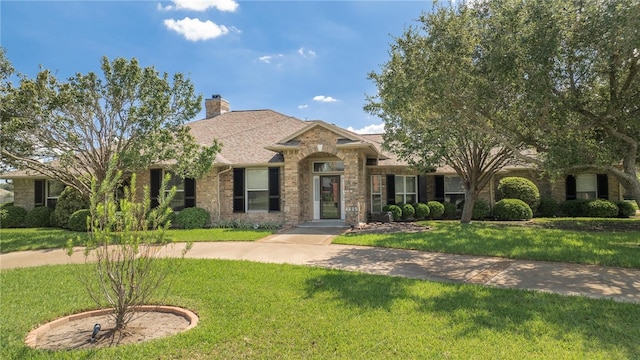 view of front of property featuring a front lawn