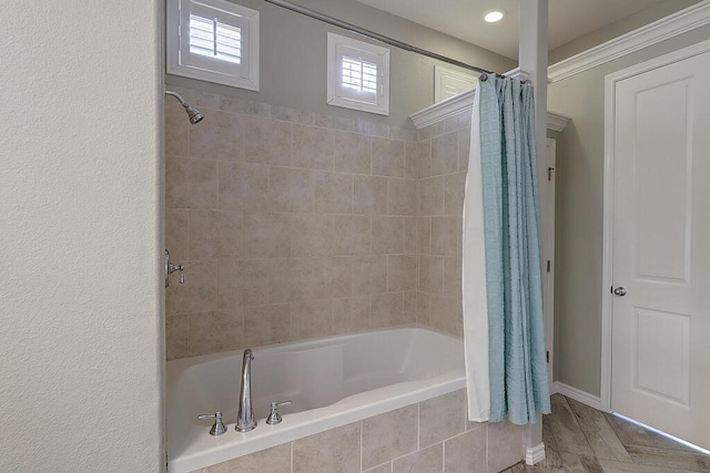 bathroom featuring tiled shower / bath combo