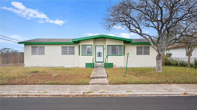 view of front facade with a front yard