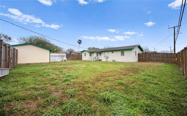 view of yard with an outdoor structure