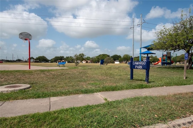 2725 Persimmon St, Corpus Christi, TX 78415 - view of community featuring a yard