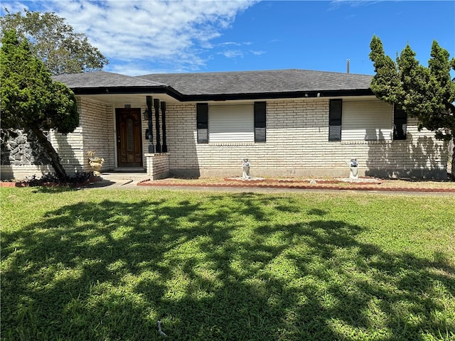 single story home featuring a front lawn