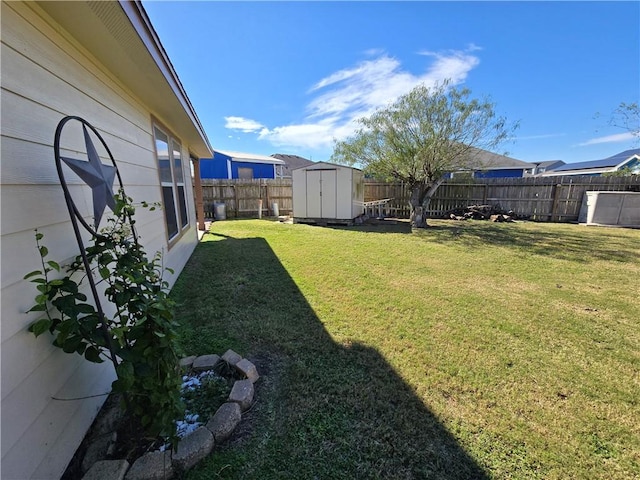 view of yard featuring a shed