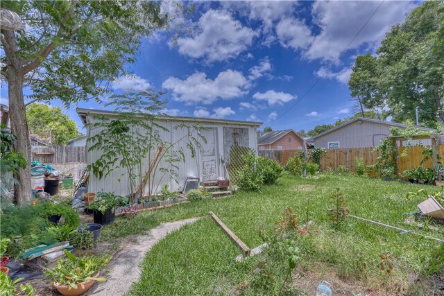 view of yard with a shed