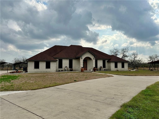 view of front of home featuring a front yard