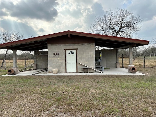 view of outbuilding featuring a yard