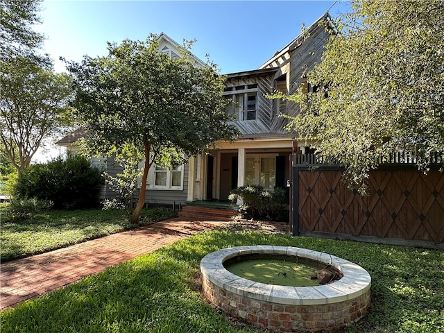 view of front of home featuring a front lawn