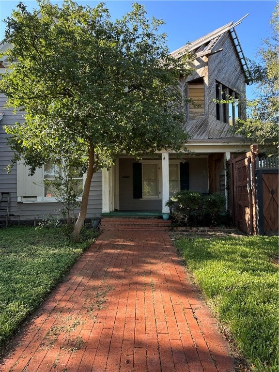 view of front facade with a front yard