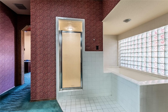 14733 Red River Dr, Corpus Christi, TX 78410 - bathroom featuring visible vents, a shower stall, and wallpapered walls
