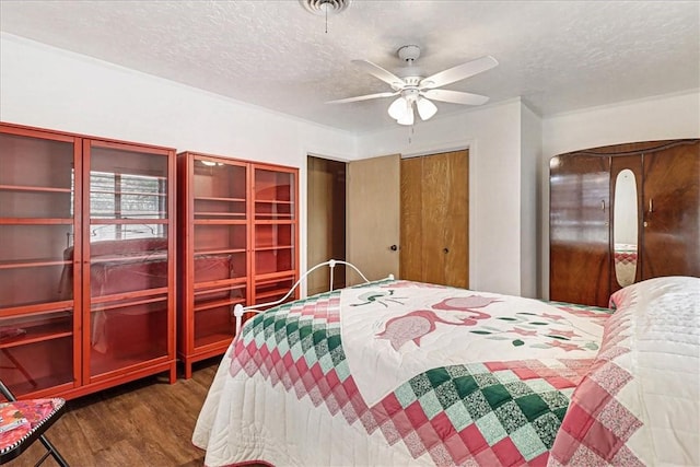 bedroom featuring a closet, ceiling fan, a textured ceiling, and wood finished floors