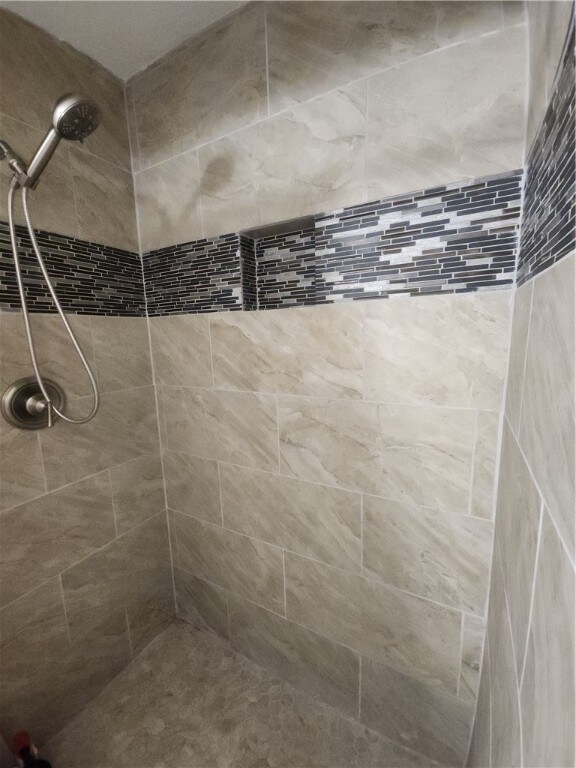 bathroom featuring a tile shower