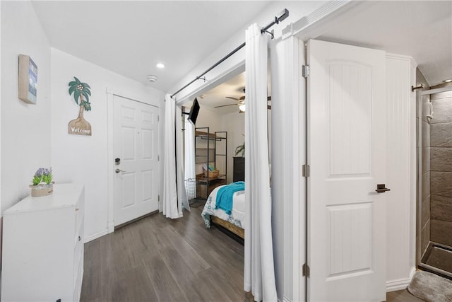 foyer featuring baseboards, a ceiling fan, wood finished floors, and recessed lighting