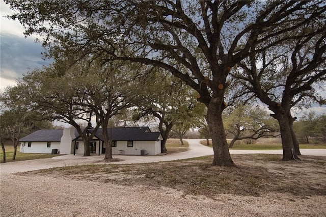 view of front of house with driveway