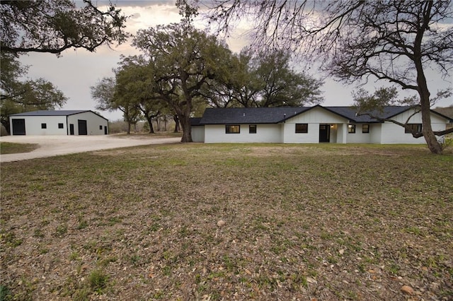 view of front facade featuring a front lawn