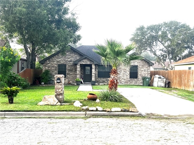 view of front of property featuring a front lawn