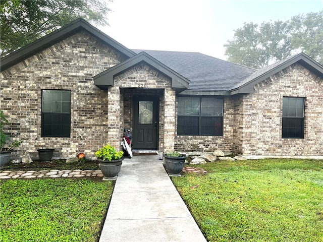 view of front of home featuring a front yard